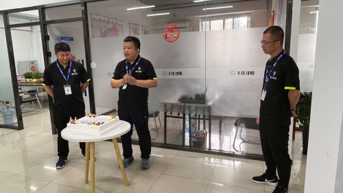 張校，馮校，闞校，三位校長(zhǎng)切沈陽(yáng)校區(qū)三周年蛋糕